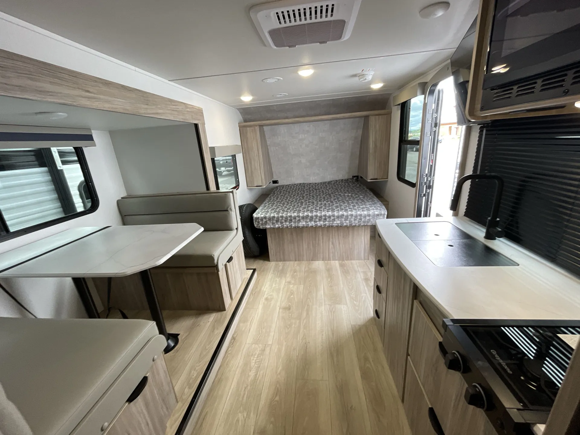 2025 Winnebago M-Series 1923RB - Photo 4