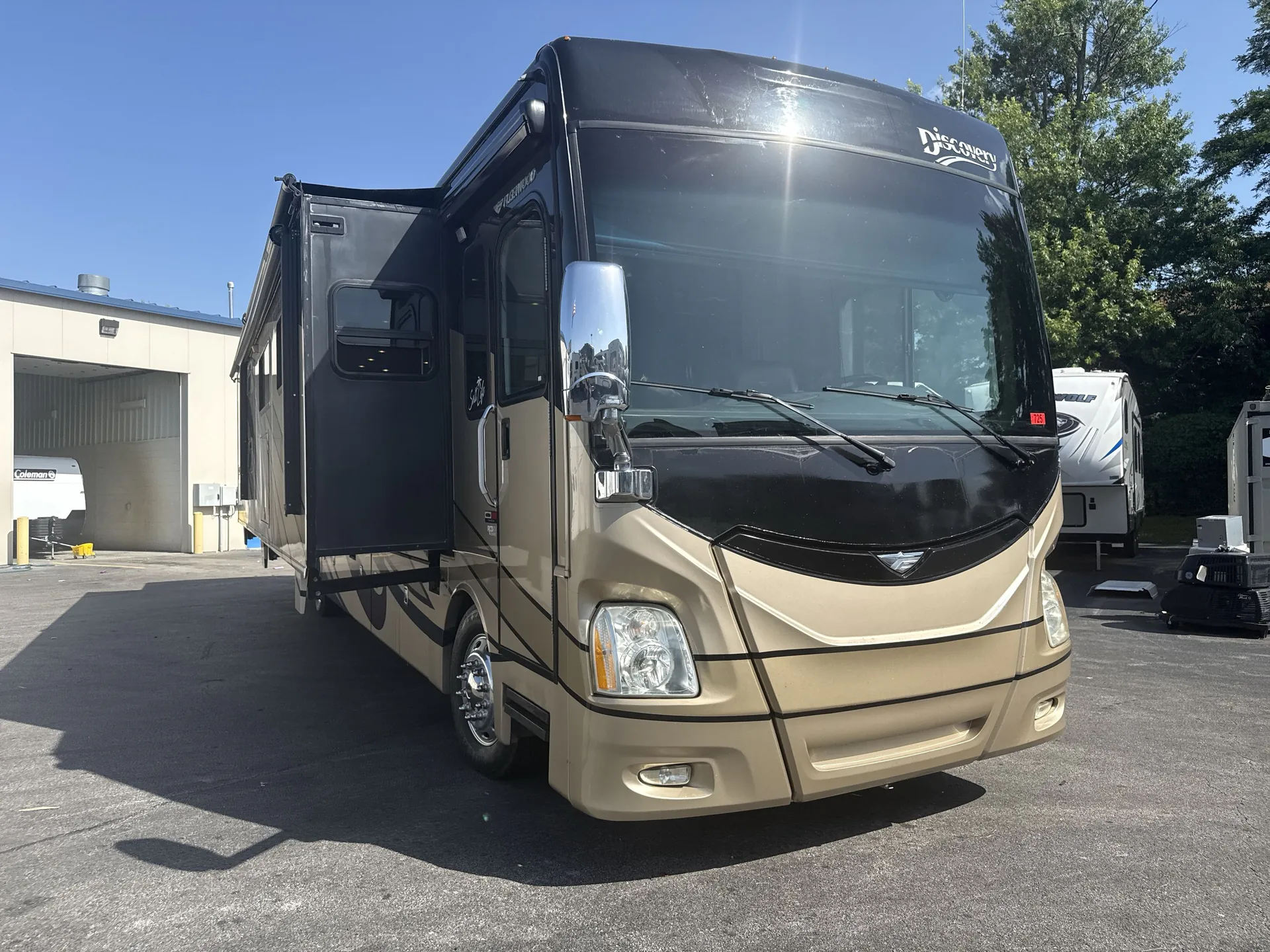 2014 Fleetwood Discovery 40G - Photo 2