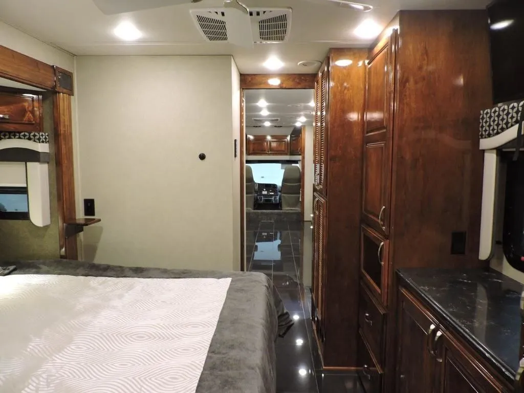 2019 Renegade RV Verona LE 40LRB - Photo 4