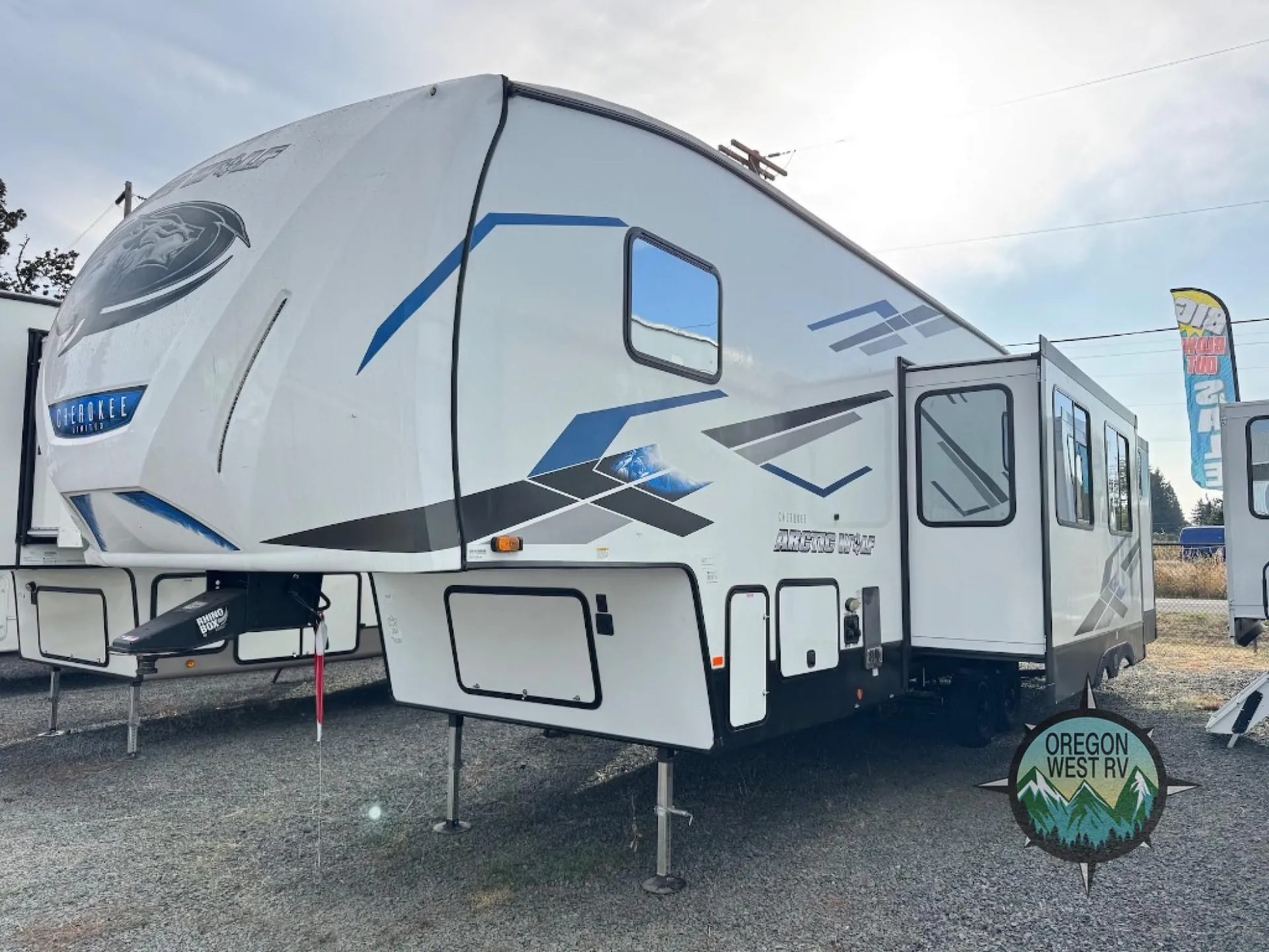 2024 Forest River Cherokee Arctic Wolf 321BH - Photo 3