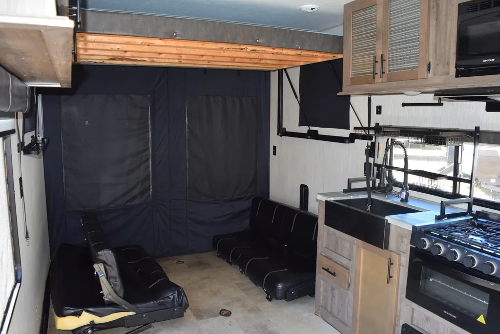 2020 Forest River Vengeance Rogue 25V — Photo 6