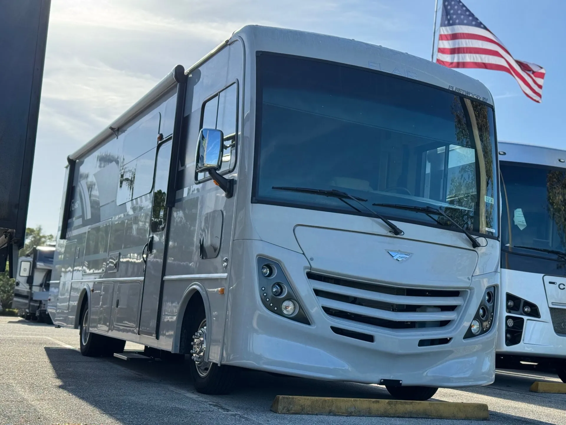 2025 Fleetwood Flair 29M - Photo 2