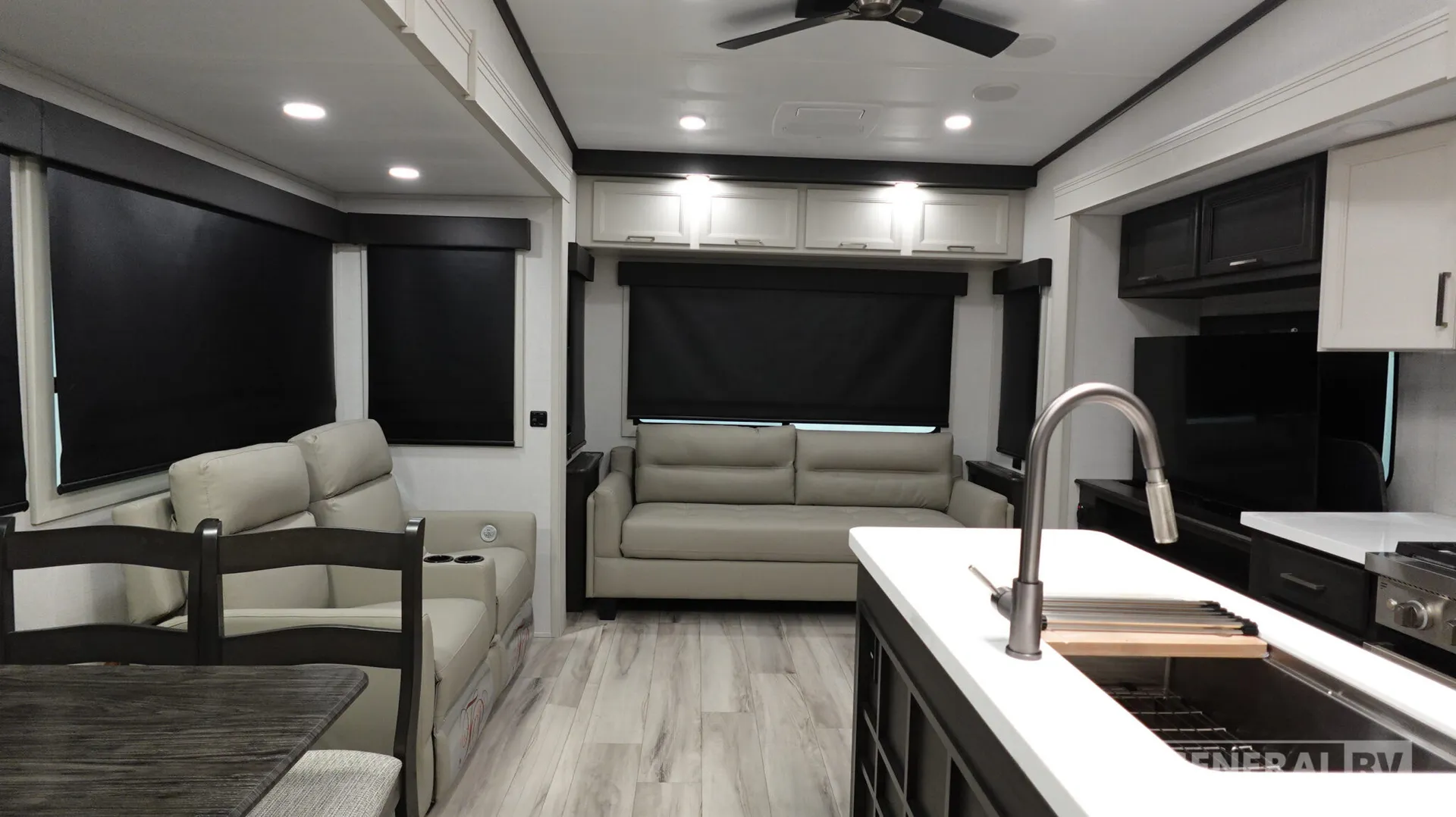 2026 Keystone Arcadia 3260RL - Photo 3