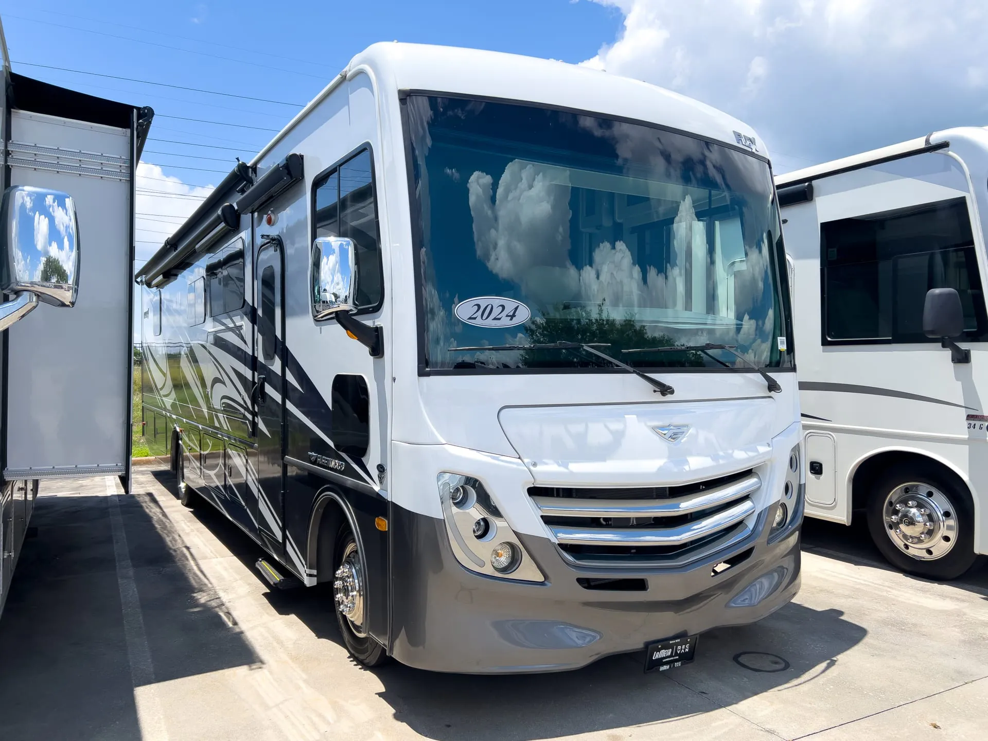 2024 Fleetwood Flex 35R - Photo 2