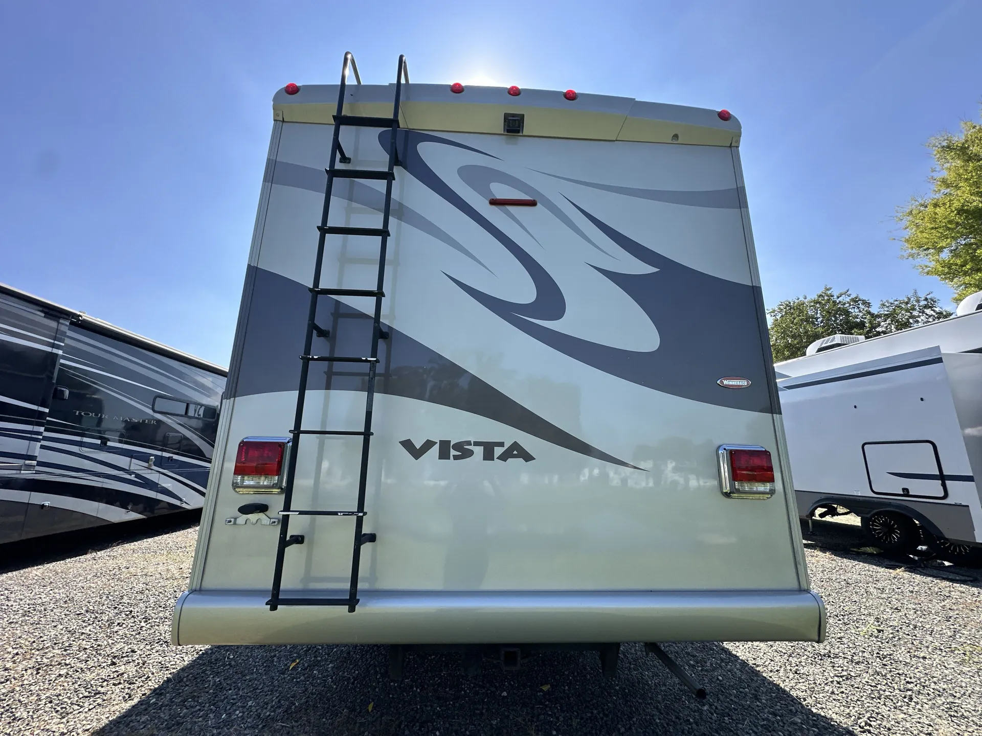 2013 Winnebago Vista 35F — living area main