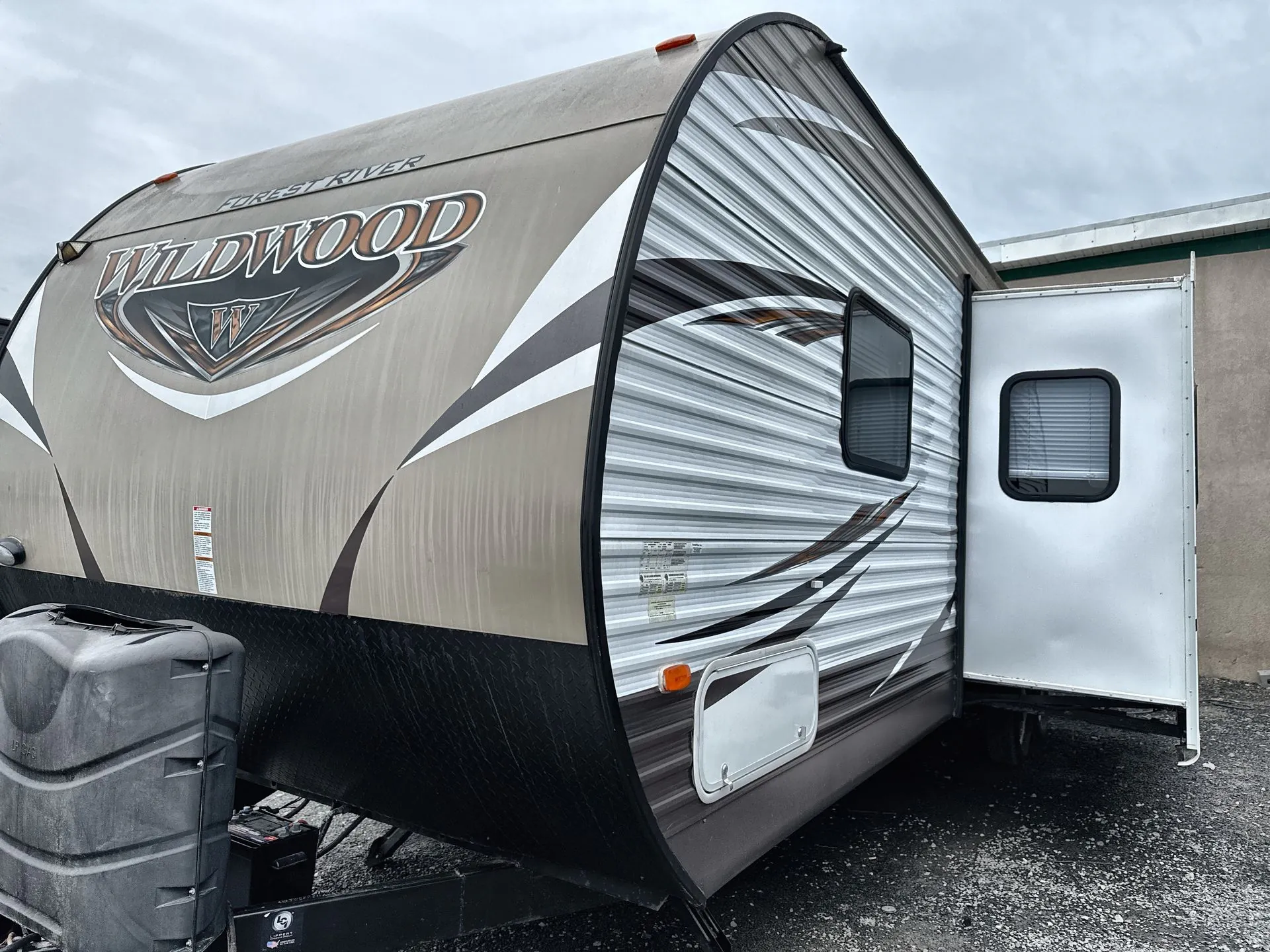 2017 Forest River Wildwood 30QBSS — campside