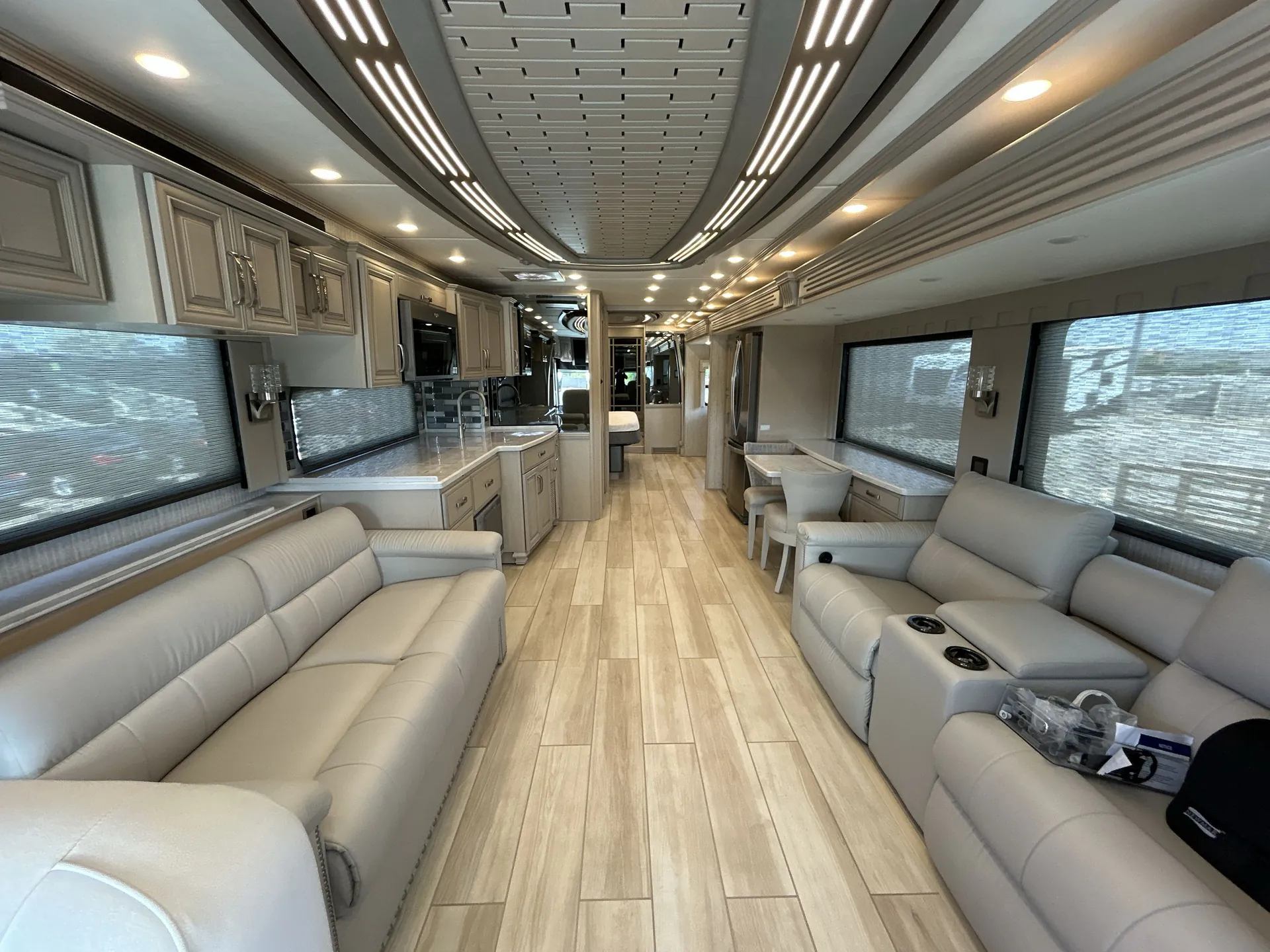 2023 Newmar London Aire 4551 — living area main