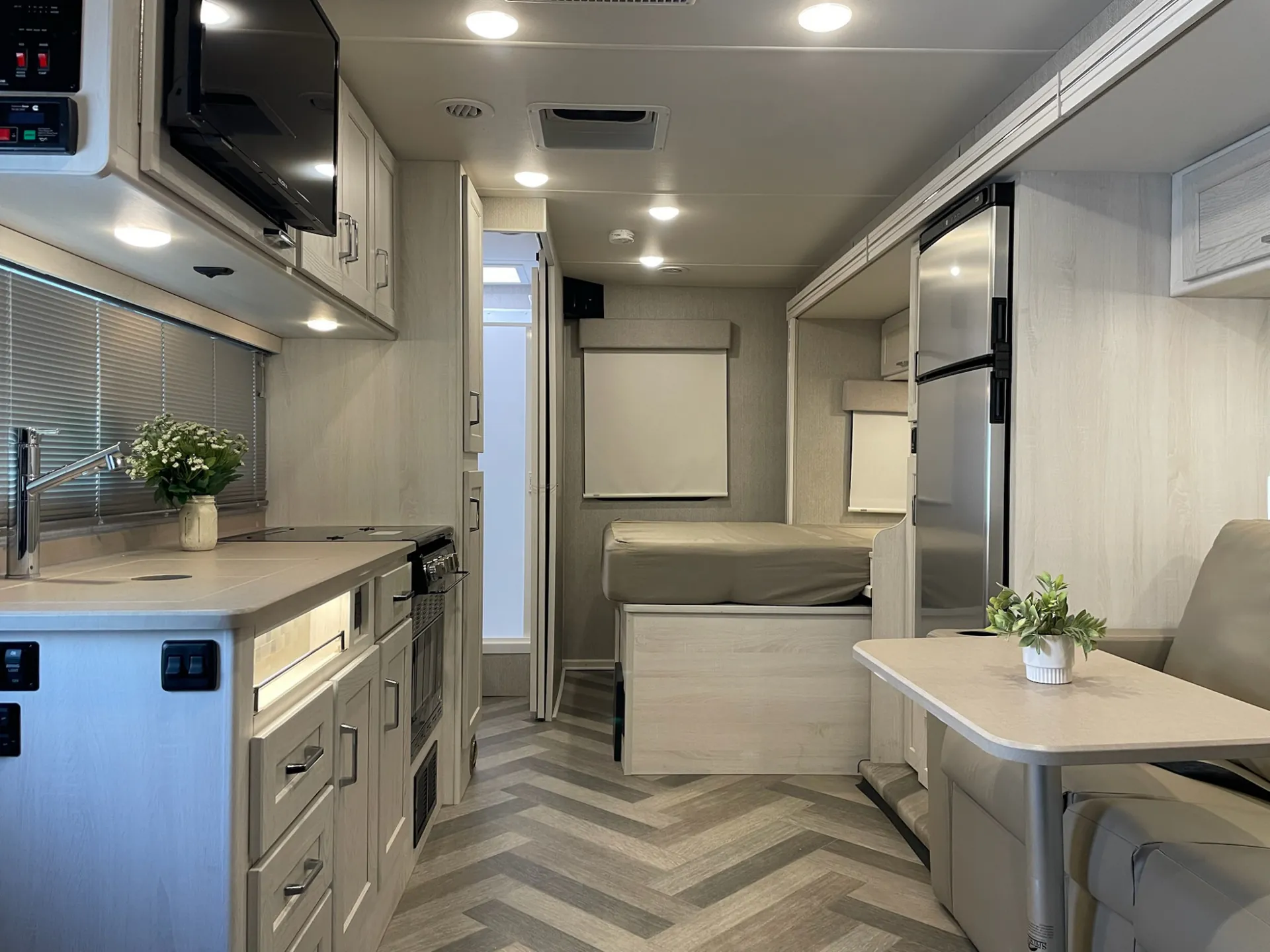 2024 Winnebago Porto 24P - Photo 4