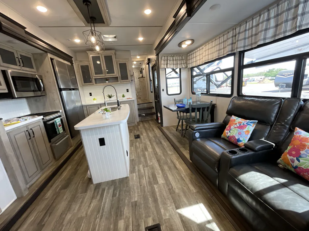 2023 Keystone Avalanche 390DS, Photos photo 7