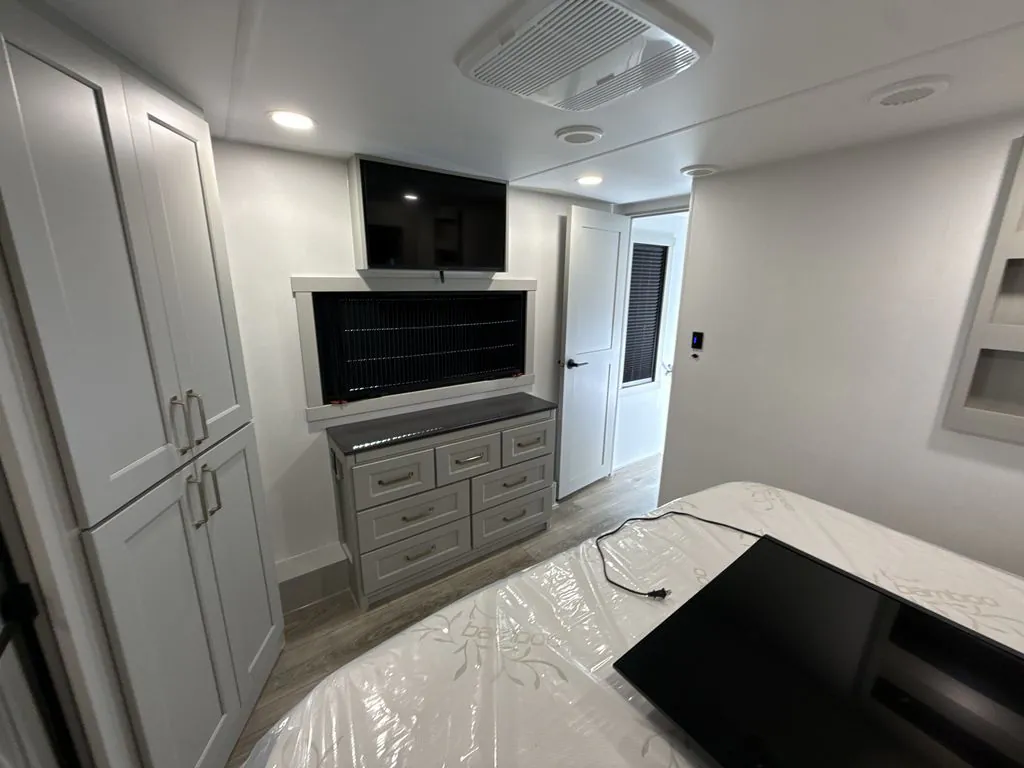 2026 Brinkley Model G 4000, Photos photo 30