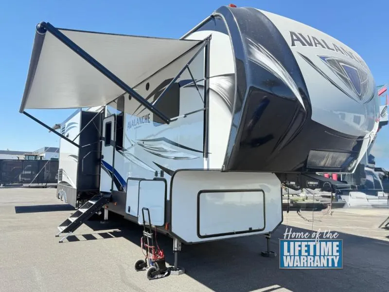 2019 Keystone Avalanche 385BG - Photo 2