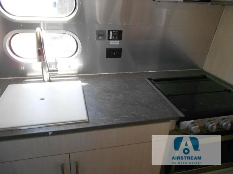 2023 Airstream Flying Cloud 23FB - Photo 3