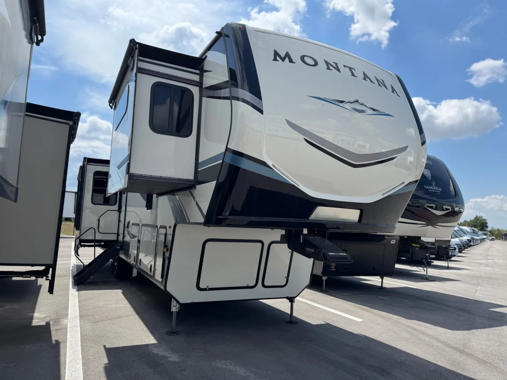 2021 Keystone Montana 3781RL - Photo 2