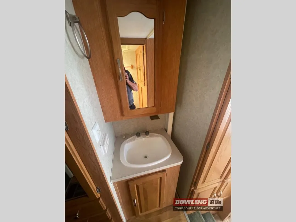 2004 Forest River RV Sierra 30RLSS - Photo 3