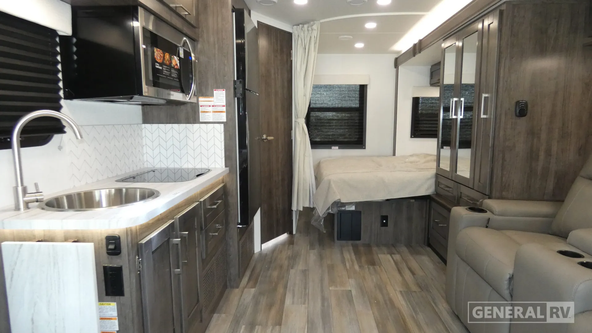 2026 Entegra Coach Qwest SE 24L - Photo 3