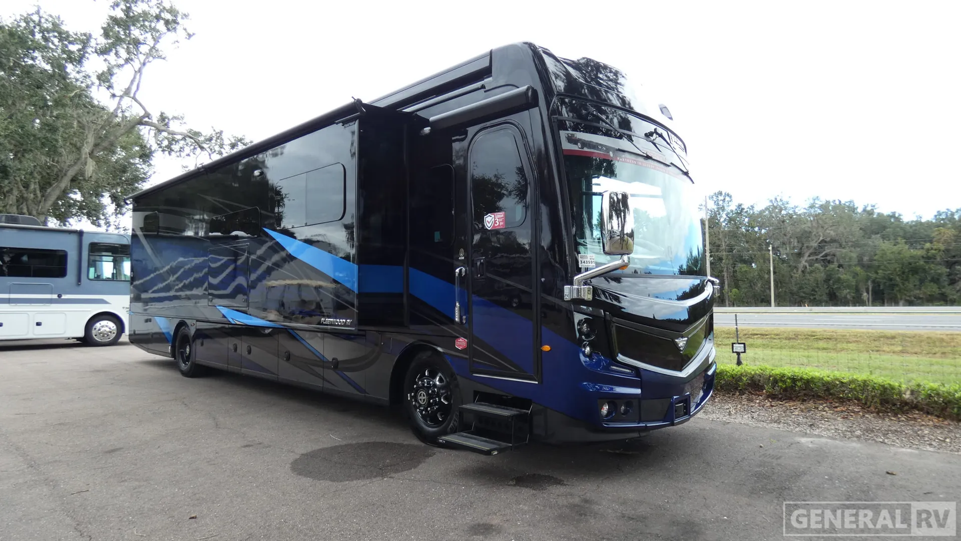 2026 Fleetwood Discovery LXE 40M - Photo 2