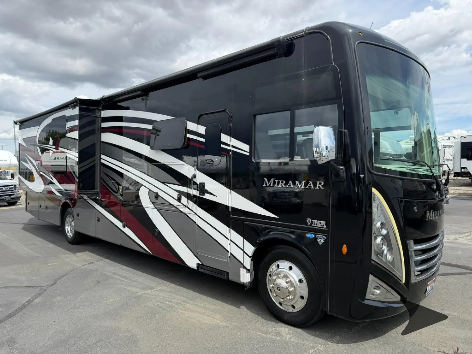 2023 Thor Motor Coach Miramar 37.1 - Photo 2