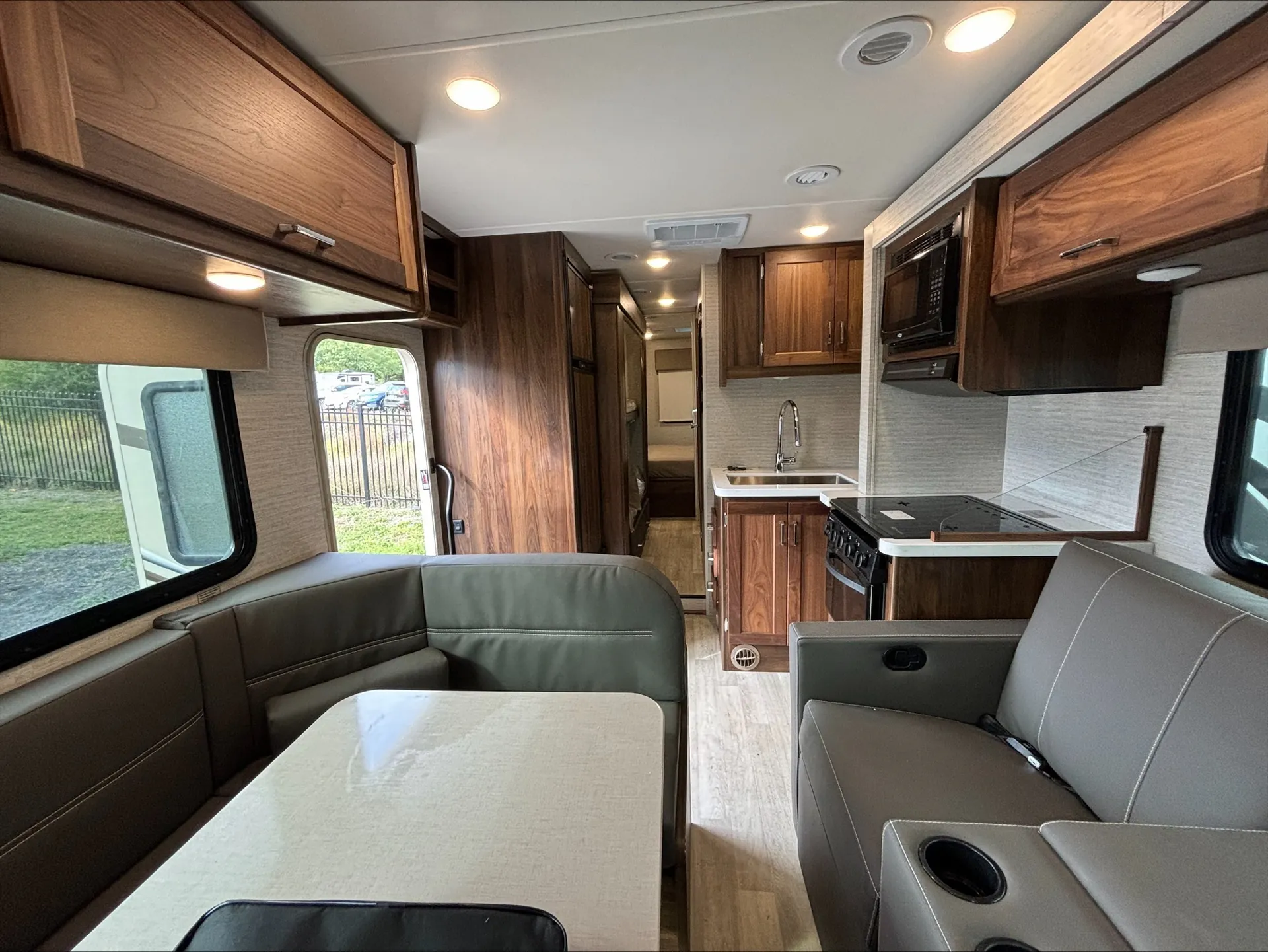 2025 Winnebago Spirit 31H - Photo 4