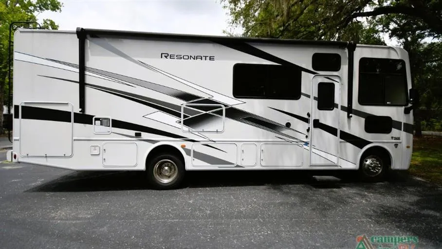2024 Thor Motor Coach Resonate 29D - Photo 3