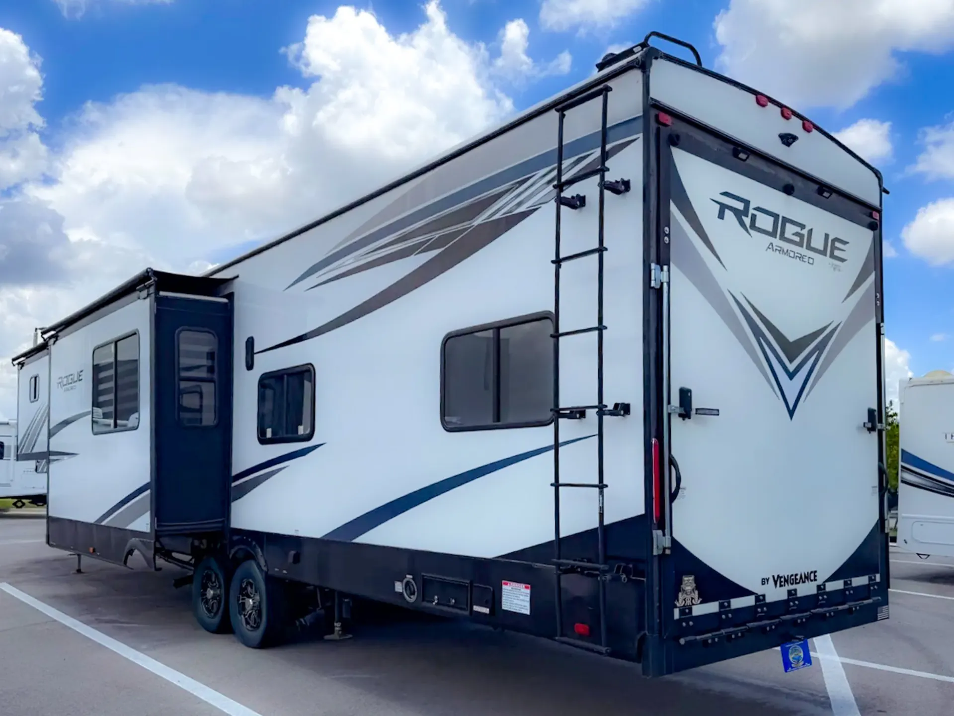 2021 Forest River Vengeance Rogue Armored 4007 — Photo 5