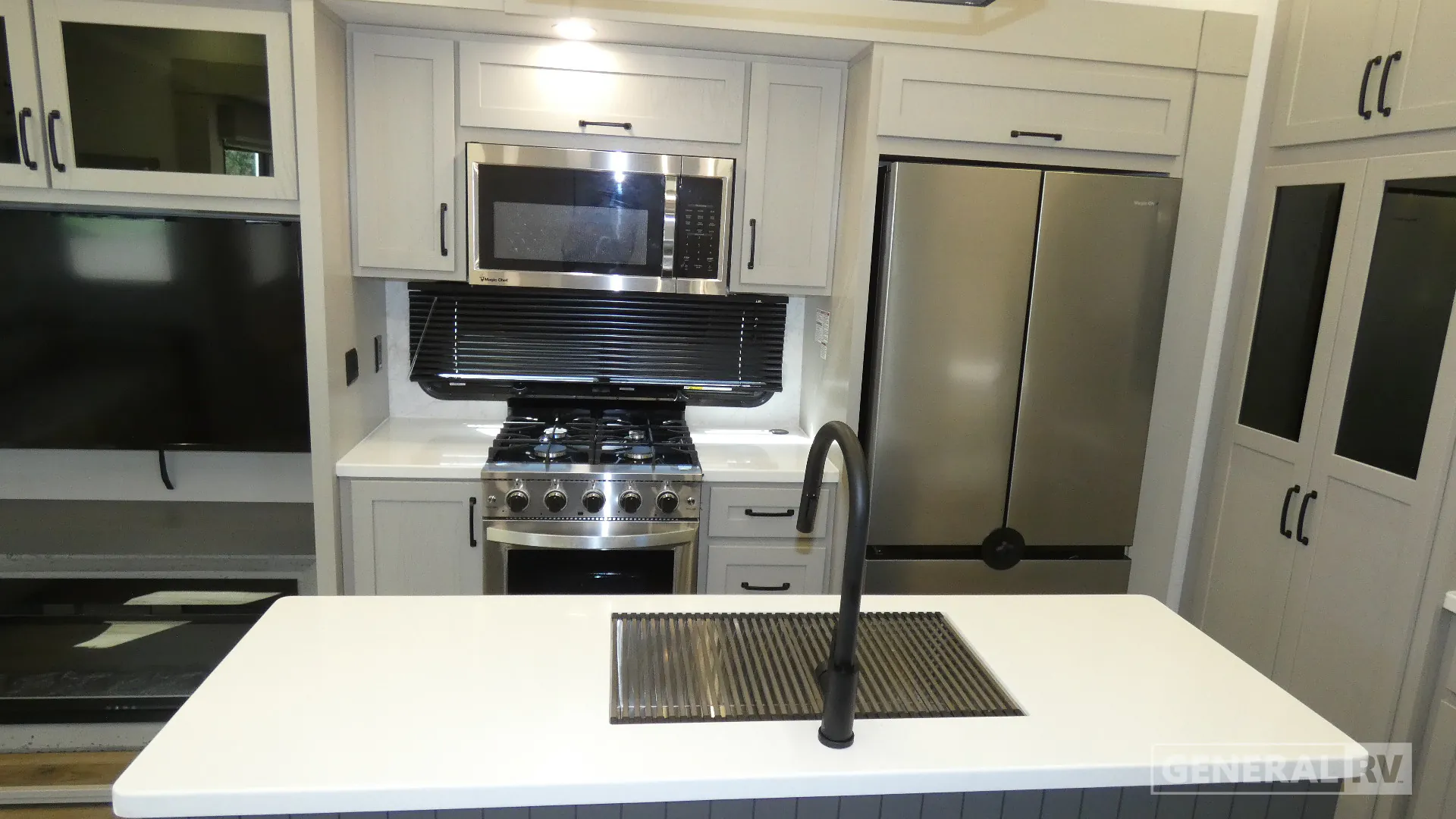 2025 Forest River Columbus 383RLH — Photo 6