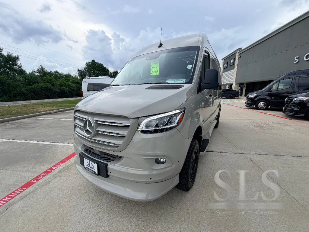 2025 Midwest Automotive Designs Luxe Cruiser D4, Photos photo 10