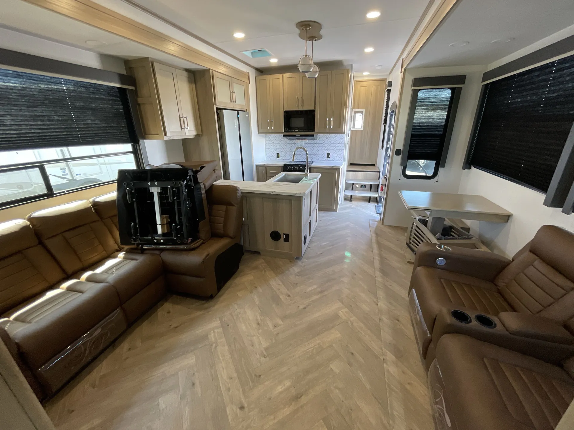 2026 Keystone Carbon 420 — living area main
