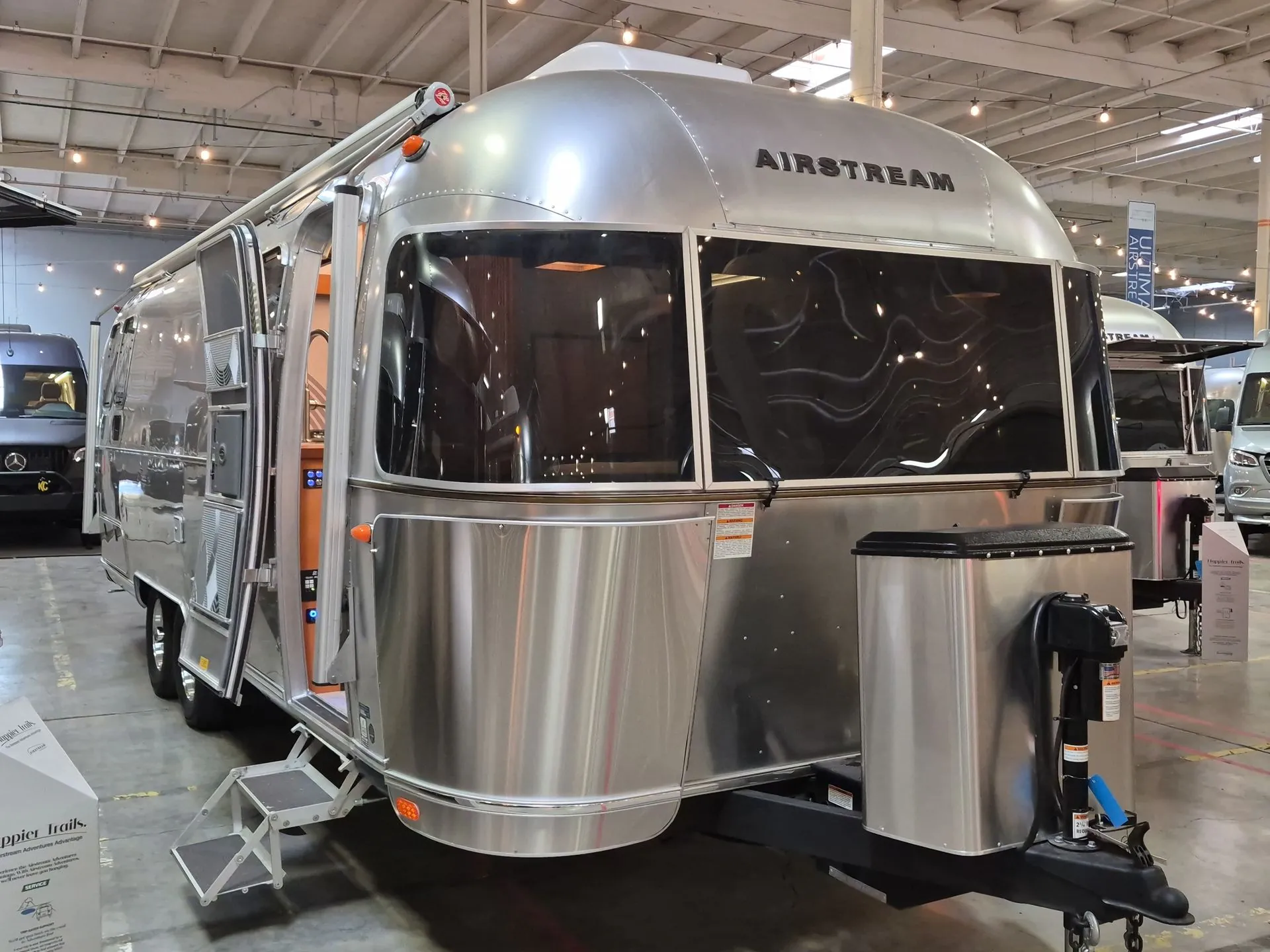 2027 Airstream Frank Lloyd Wright 28RB - Photo 3