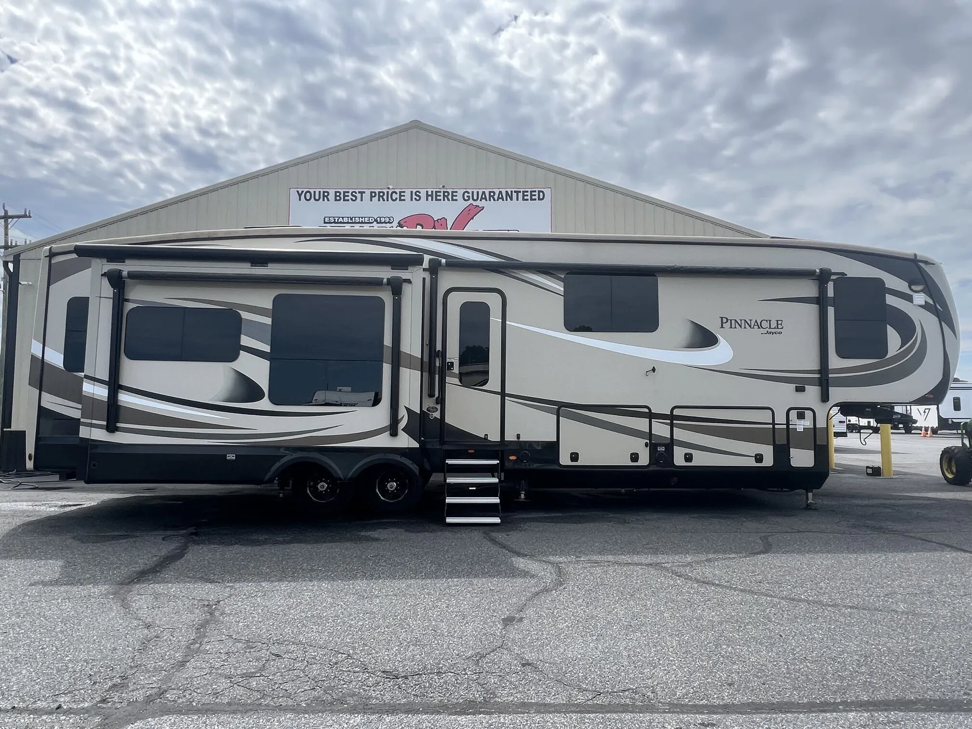 2019 Jayco Pinnacle 37MDQS - Photo 2