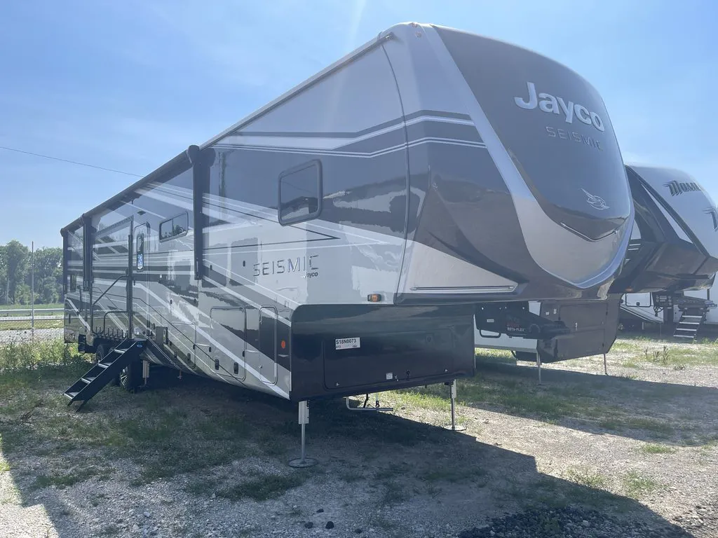 2025 Jayco Seismic 413 - Photo 2