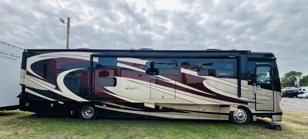 2016 Fleetwood Discovery LXE 40G - Photo 2
