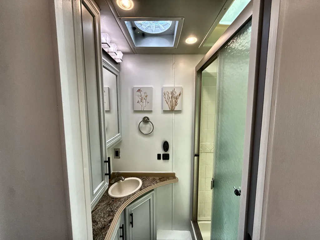2015 Newmar Canyon Star 3914, Photos photo 16