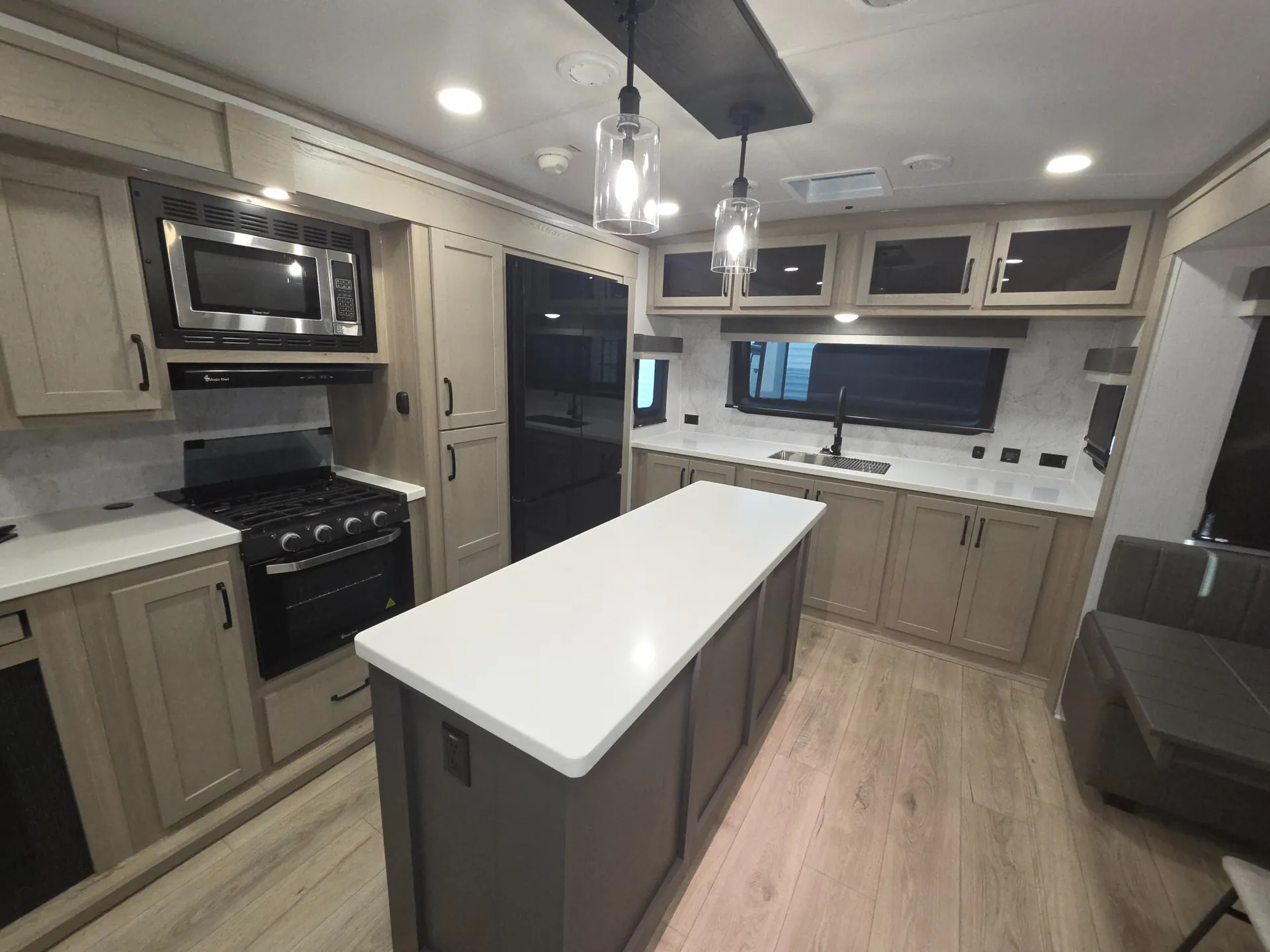 2025 Forest River Rockwood Signature 8339FK - Photo 4