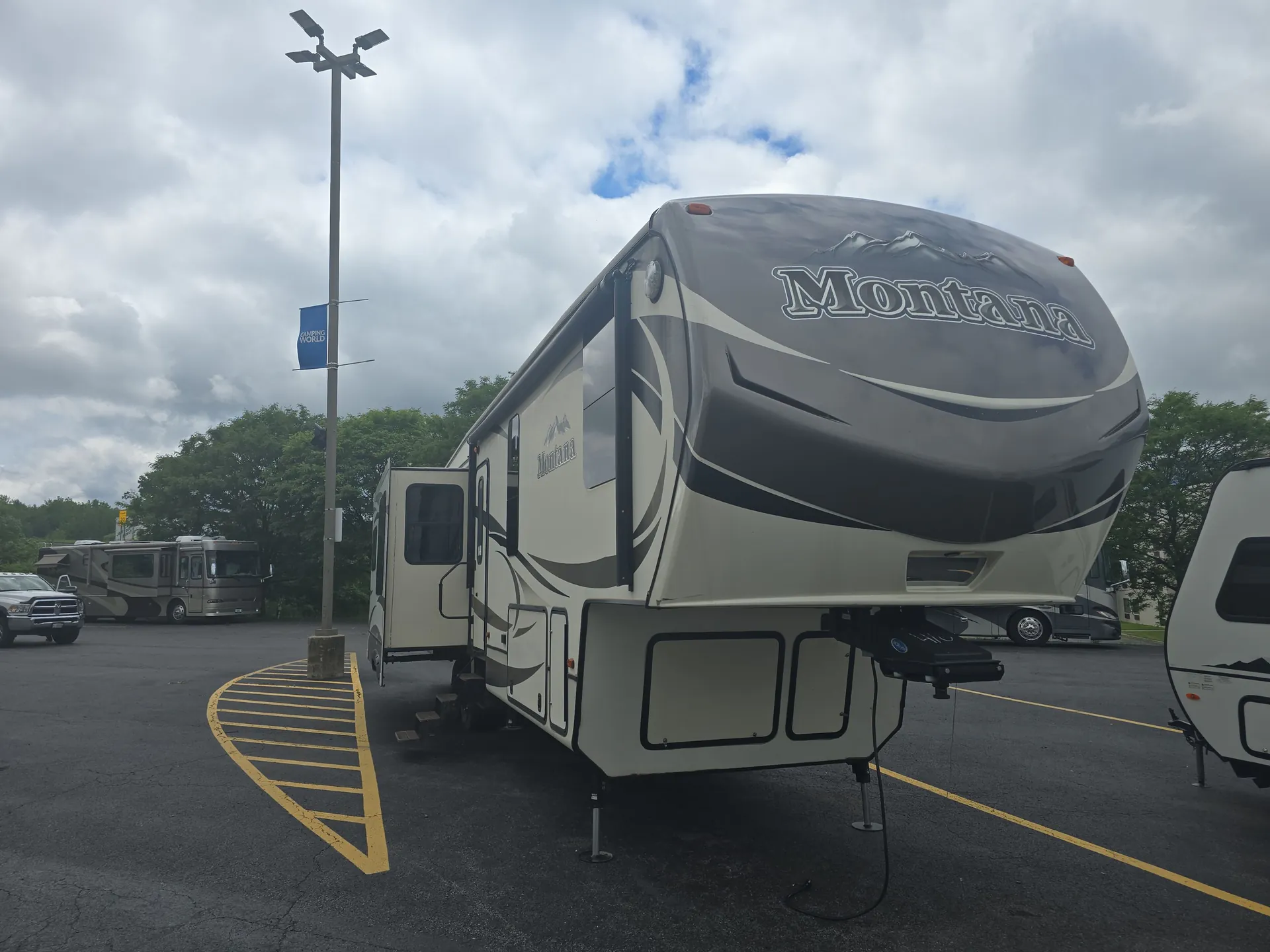 2015 Keystone Montana 3611RL - Photo 2
