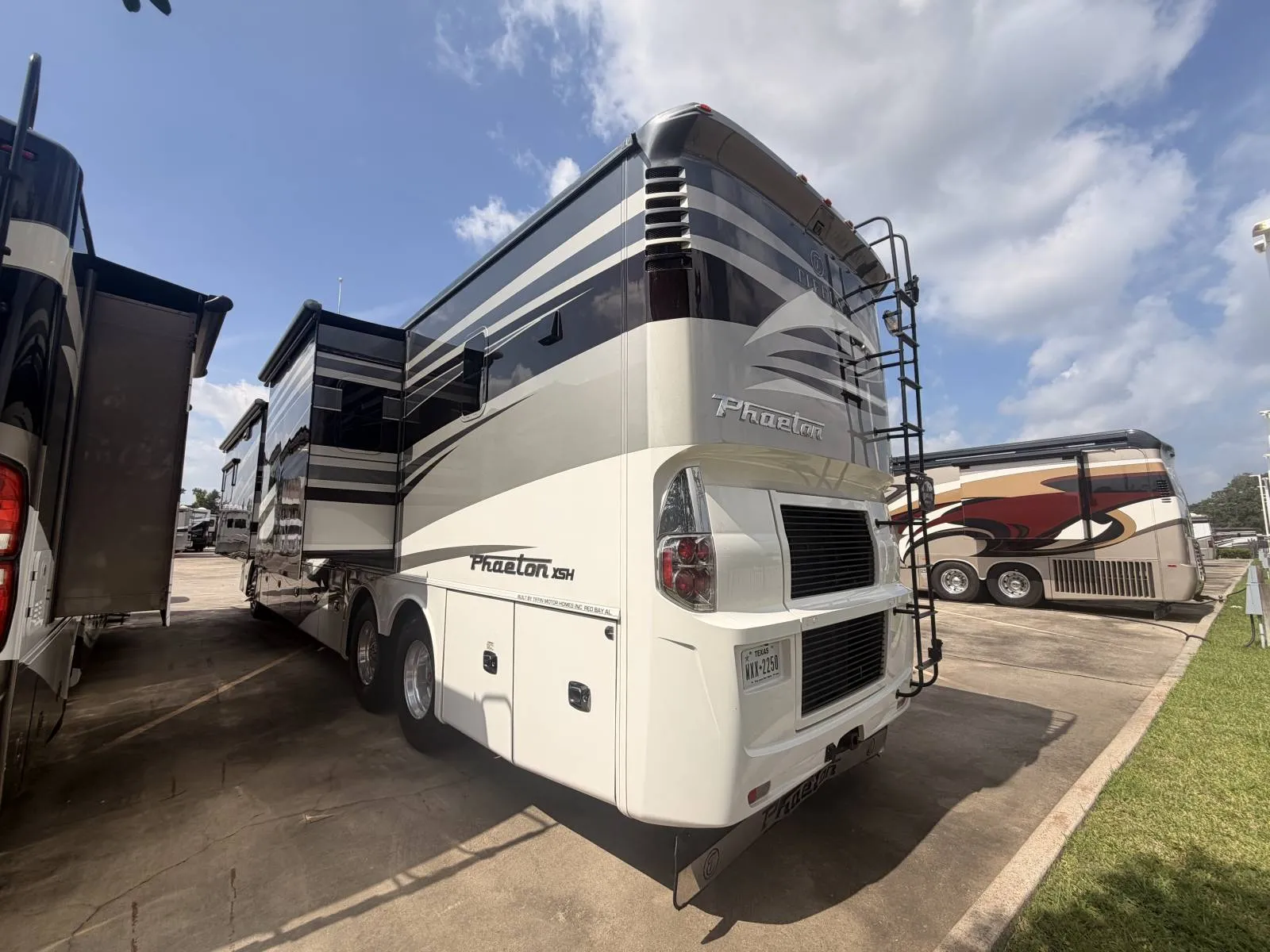 2018 Tiffin Phaeton 44 OH - Photo 3