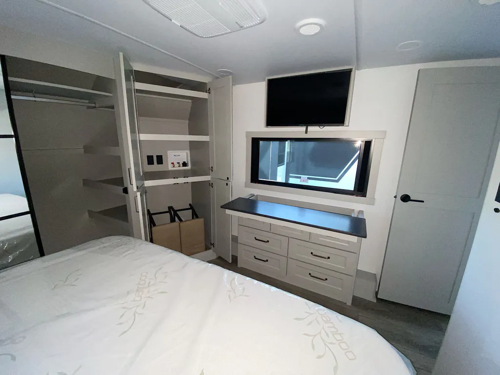 2026 Brinkley Model G 4000, Photos photo 6