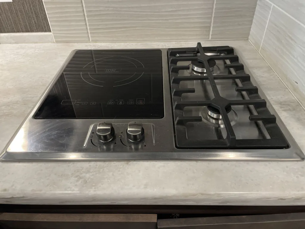 2021 Thor Motor Coach Challenger 37YT, Photos photo 5