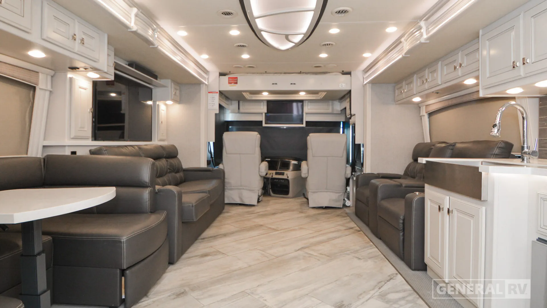 2022 Fleetwood Discovery LXE 44B - Photo 3