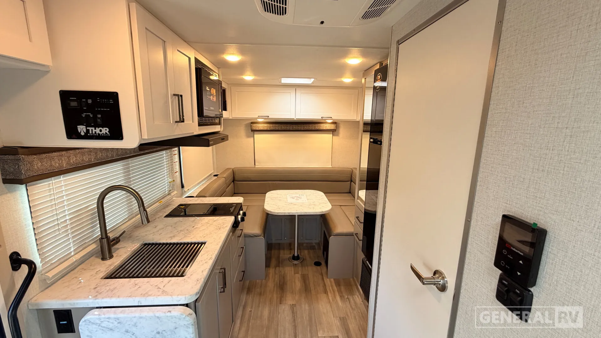 2026 Thor Motor Coach Pasadena SE SE19 Chevy - Photo 3