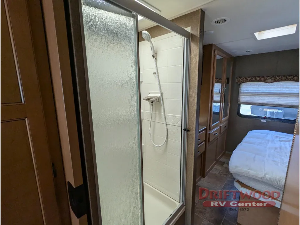 2016 Thor Motor Coach Hurricane 31S, Photos photo 26