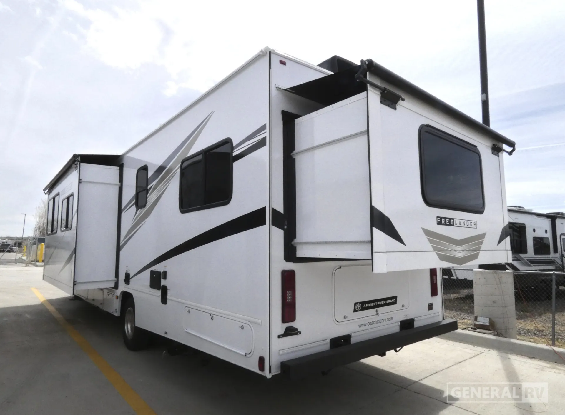 2026 Coachmen Freelander 30RS - Photo 4