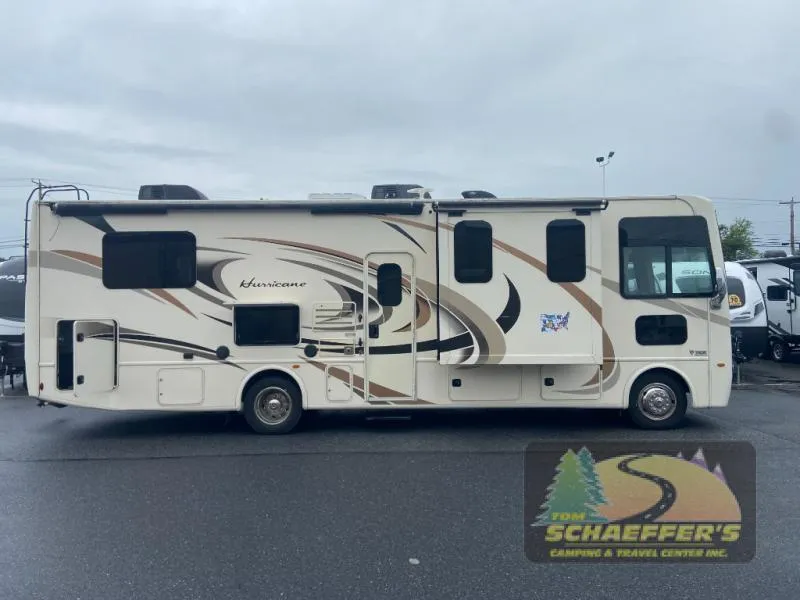 2018 Thor Motor Coach Hurricane 31Z - Photo 3