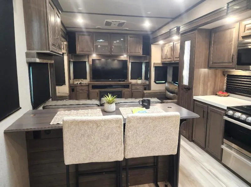 2022 Grand Design Solitude 3330RE - Photo 4