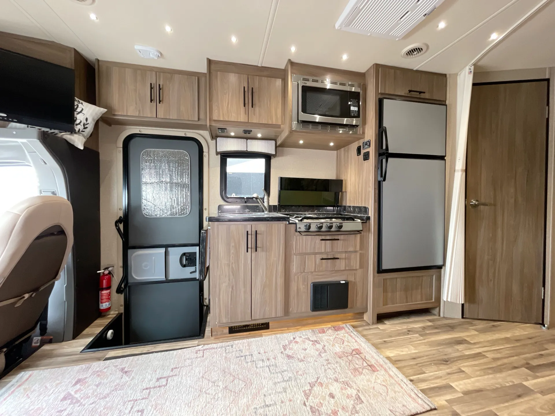2016 Dynamax Corp Isata 3 24FW — living area main