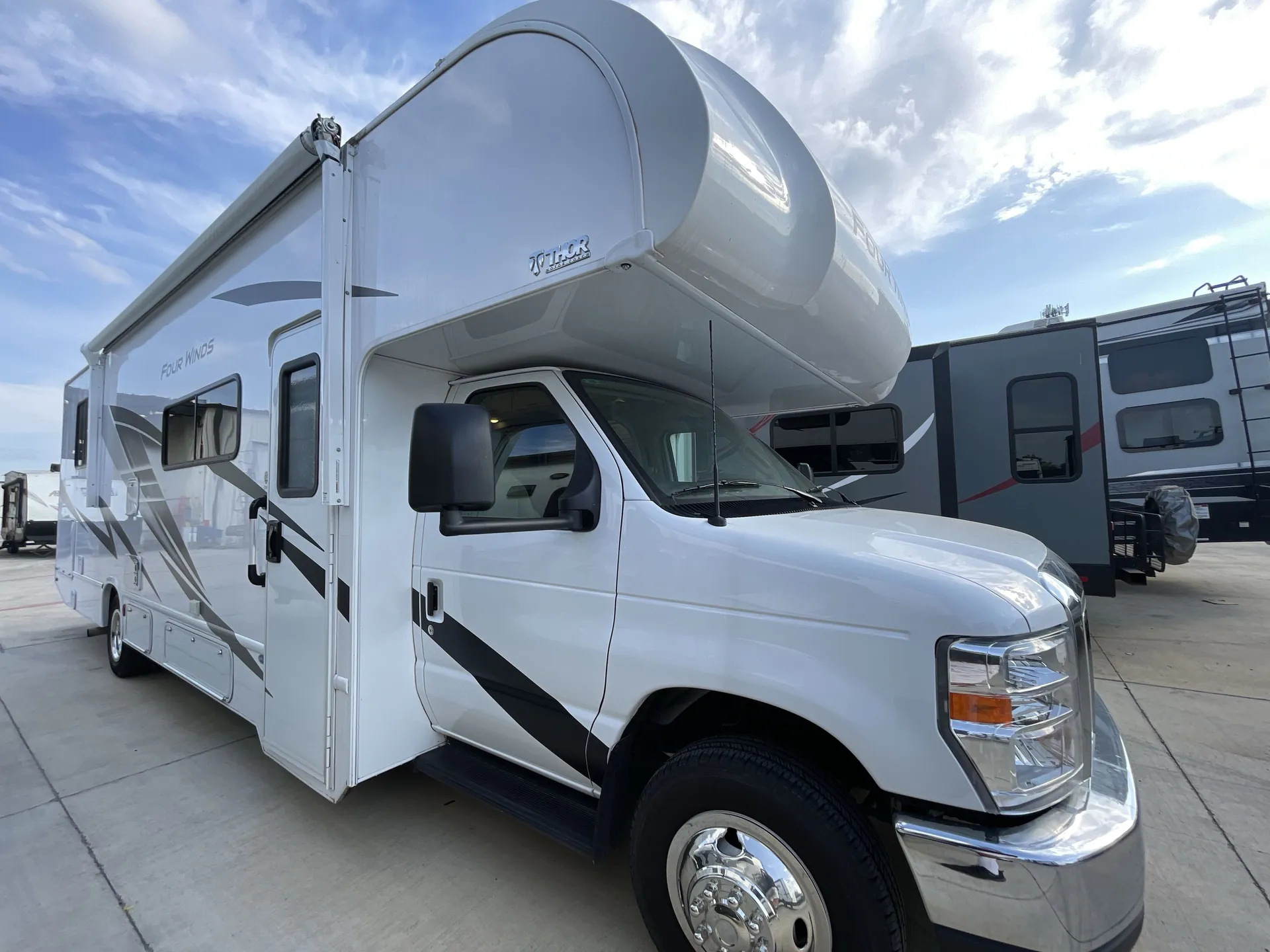 2025 Thor Motor Coach Four Winds 31MV - Photo 2