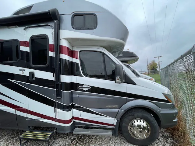 2015 Winnebago Navion 24J - Photo 2