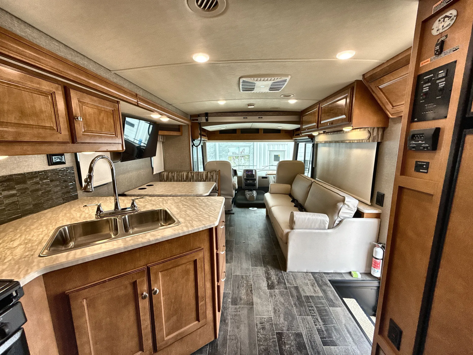 2019 Winnebago Vista 31B — living area main