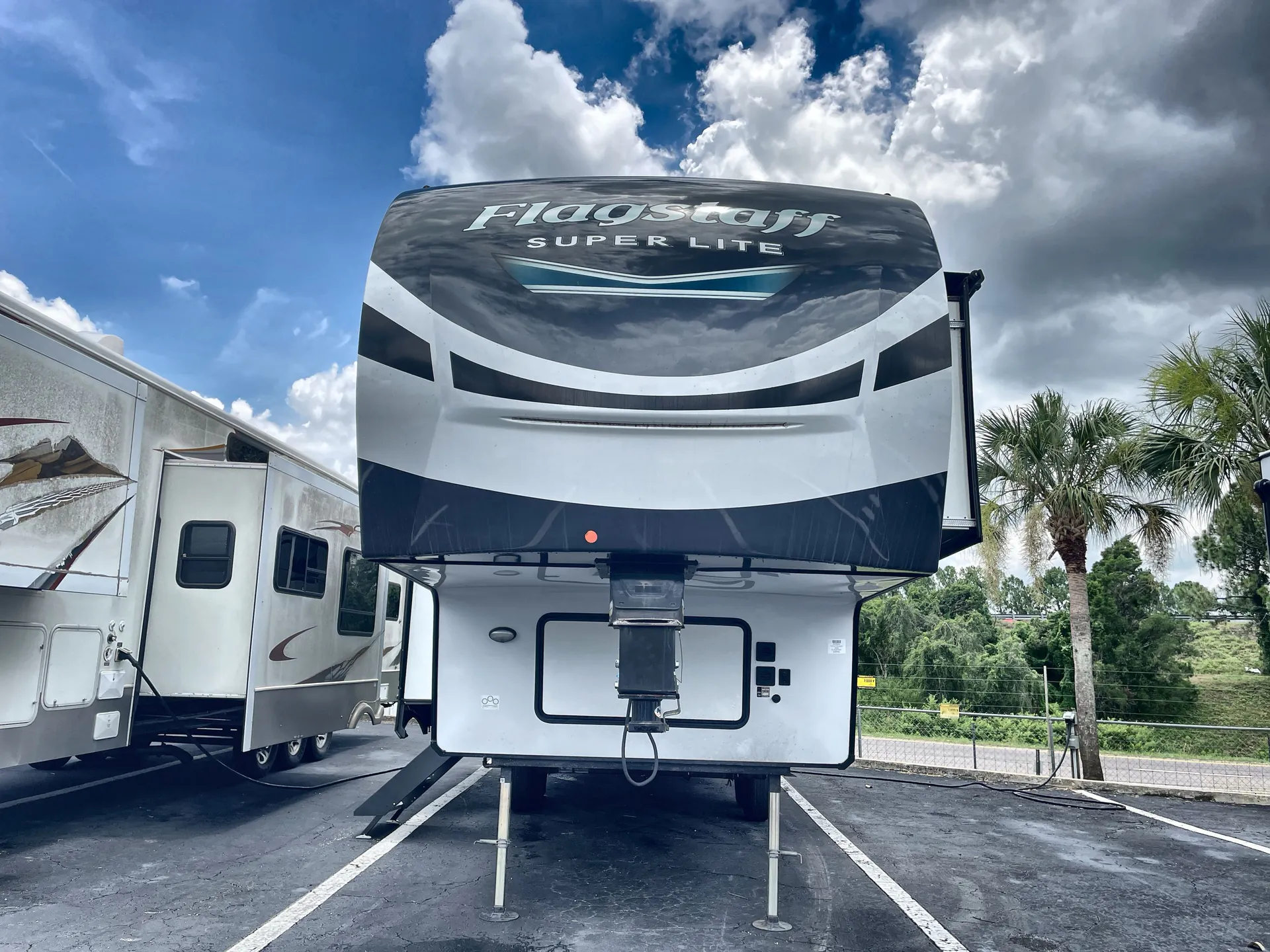 2022 Forest River Flagstaff Super Lite 528IKRL — front