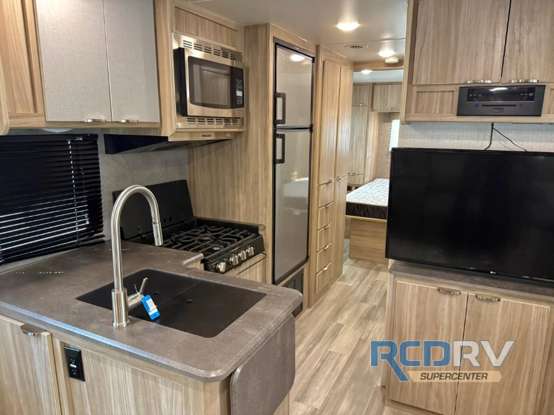 2022 Winnebago Minnie 2500FL - Photo 3