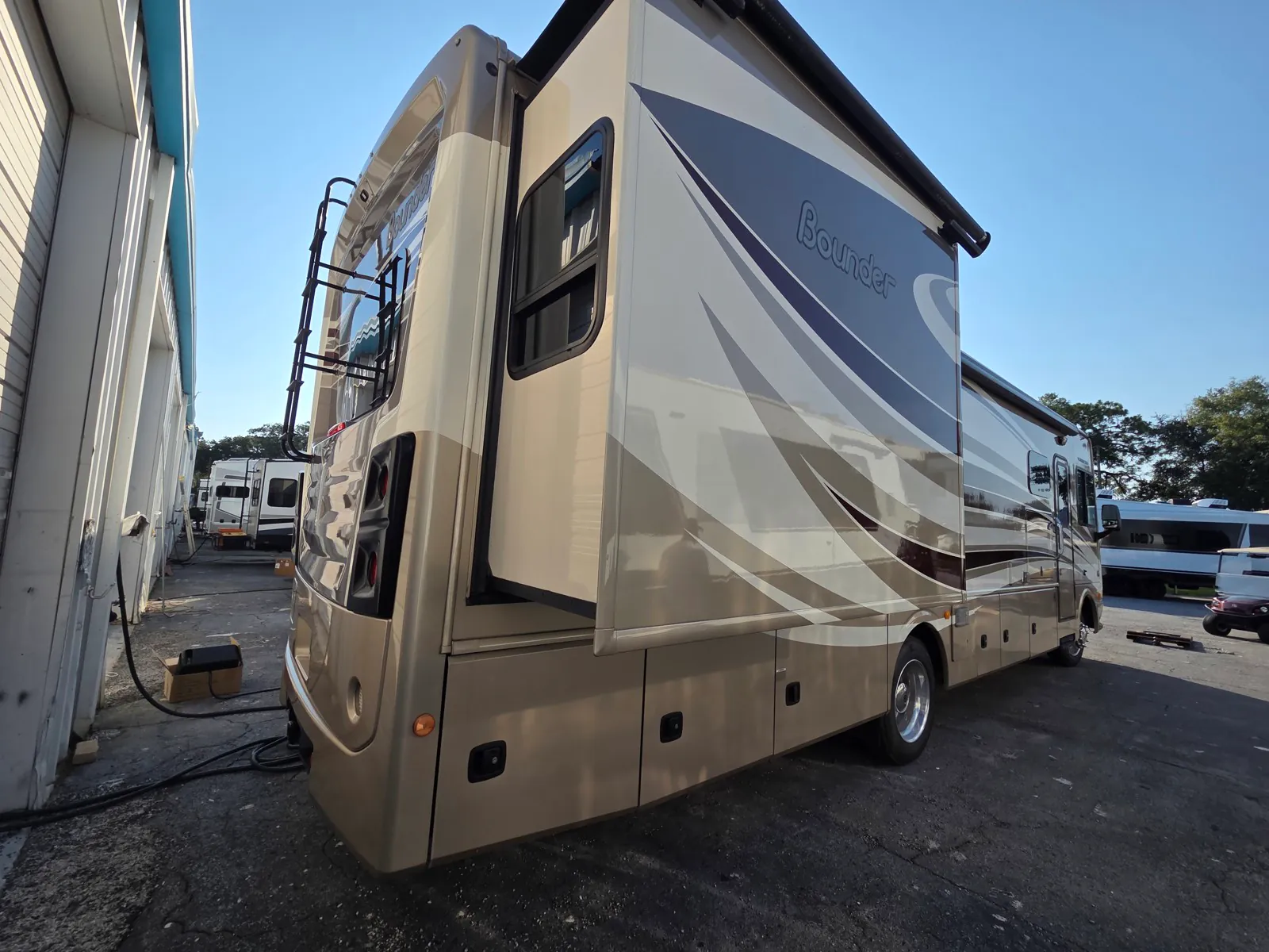2017 Fleetwood Bounder 33C - Photo 3